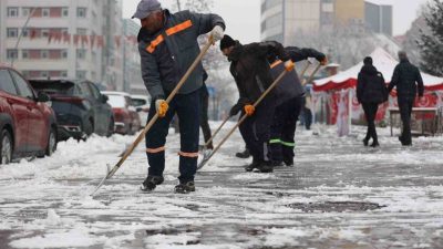 Erzurum Büyükşehir Belediyesi ekipleri, kent merkezinde karla mücadele çalışmalarını gün