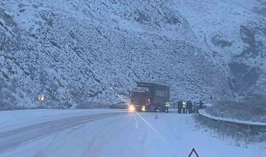 Erzurum’da yoğun kar yağışı nedeniyle Erzurum-Erzincan karayolunda ulaşım güçlükle sağlanıyor.