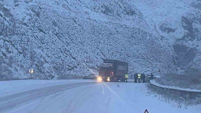 Erzurum’da yoğun kar yağışı nedeniyle Erzurum-Erzincan karayolunda ulaşım güçlükle sağlanıyor.