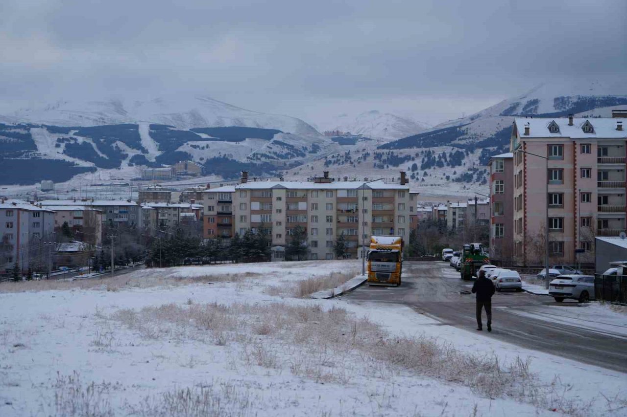 Erzurum’da dün gece etkili olmaya başlayan kar yağışı kısa süre