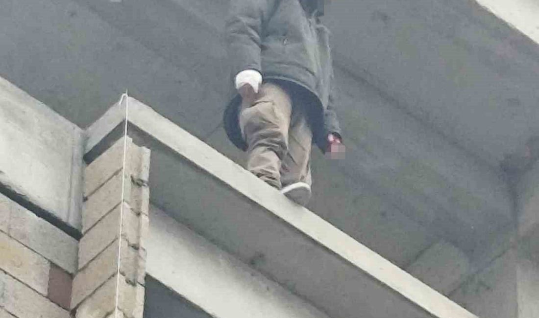 Erzurum’un Horasan ilçesinde inşaat halindeki bir binaya çıkan şahıs, beşinci