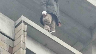 Erzurum’un Horasan ilçesinde inşaat halindeki bir binaya çıkan şahıs, beşinci