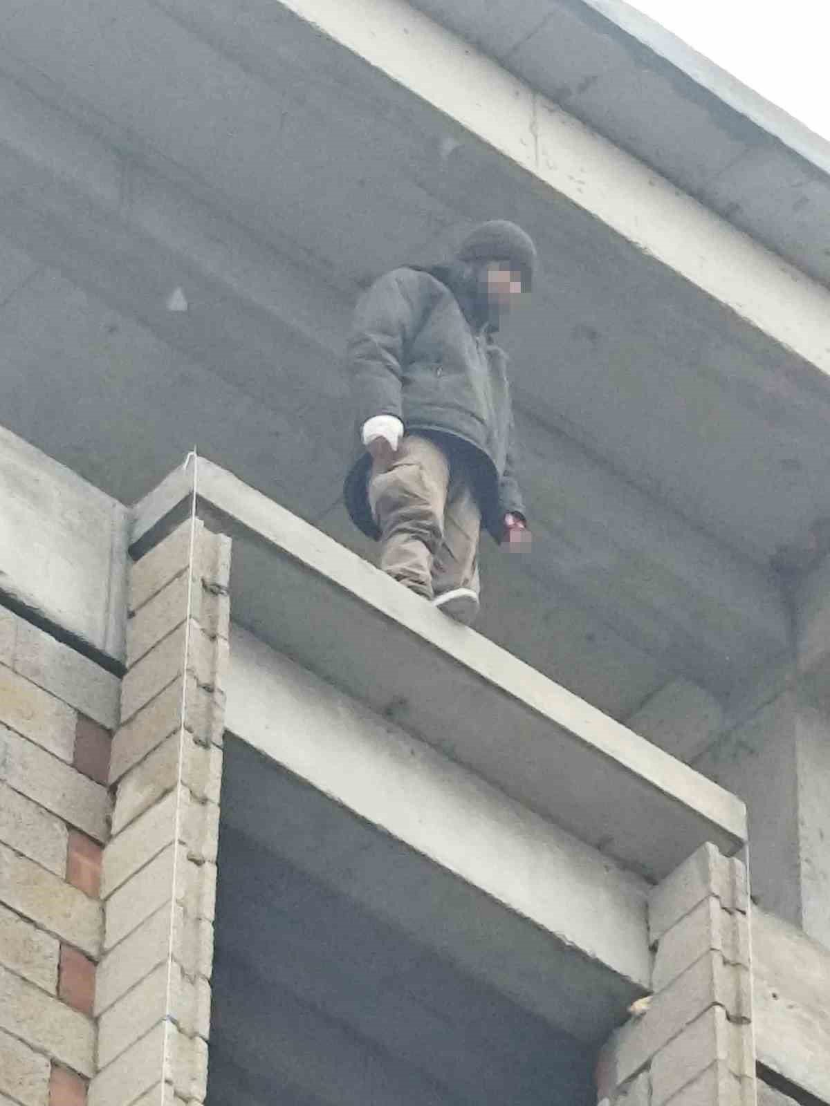 Erzurum’un Horasan ilçesinde inşaat halindeki bir binaya çıkan şahıs, beşinci