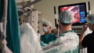 Erzurum Şehir Hastanesi’nde, 75 yaşındaki bir hastanın göğüs bölgesindeki tümörlü