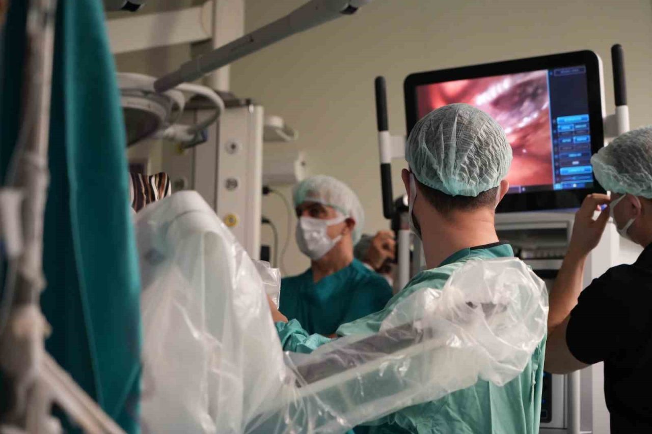 Erzurum Şehir Hastanesi’nde, 75 yaşındaki bir hastanın göğüs bölgesindeki tümörlü