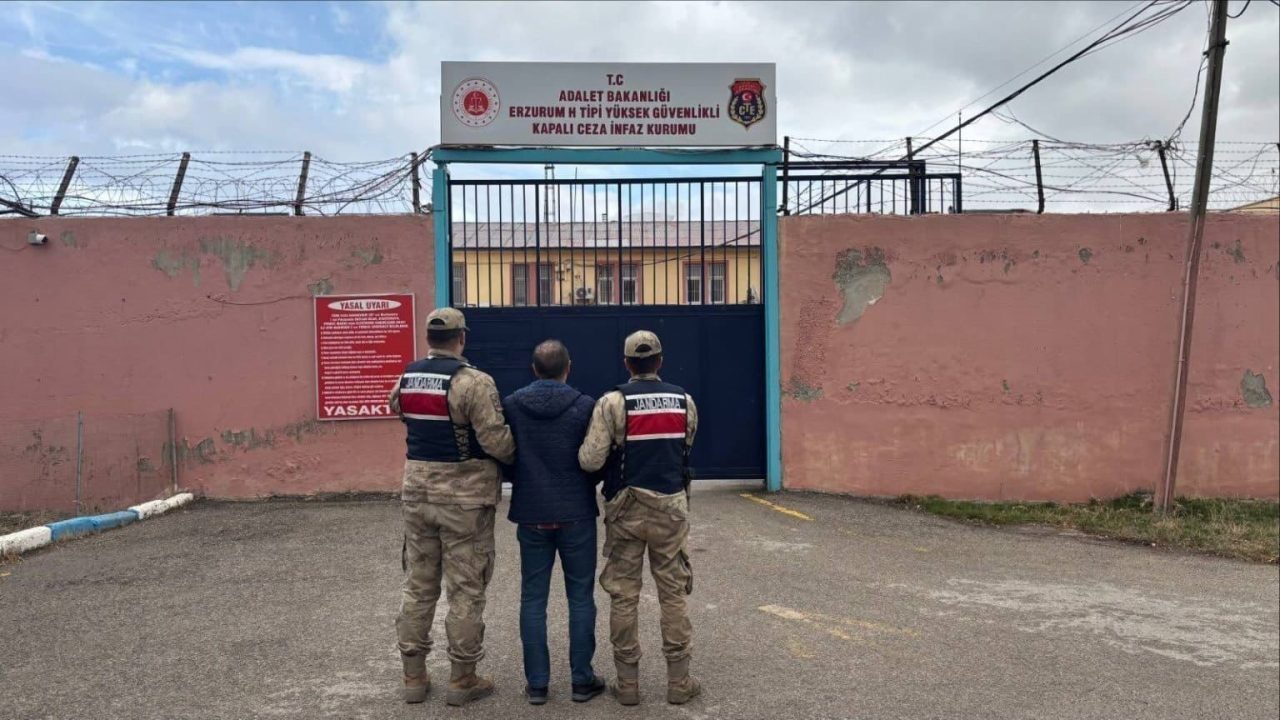 Erzurum’da jandarma ekiplerince düzenlenen operasyonda FETÖ/PDY üyesi 2 şahıs yakalandı.