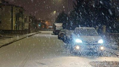 Erzurum, güne uzun süredir beklenen kar yağışıyla uyandı. Mevsim normallerinin