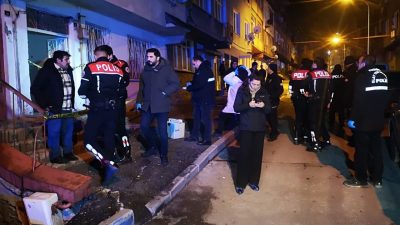 Erzurum’un Yakutiye ilçesinde çıkan kavgada 1 kişi baltayla ağır yaralandı