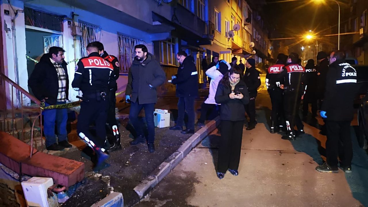 Erzurum’un Yakutiye ilçesinde çıkan kavgada 1 kişi baltayla ağır yaralandı