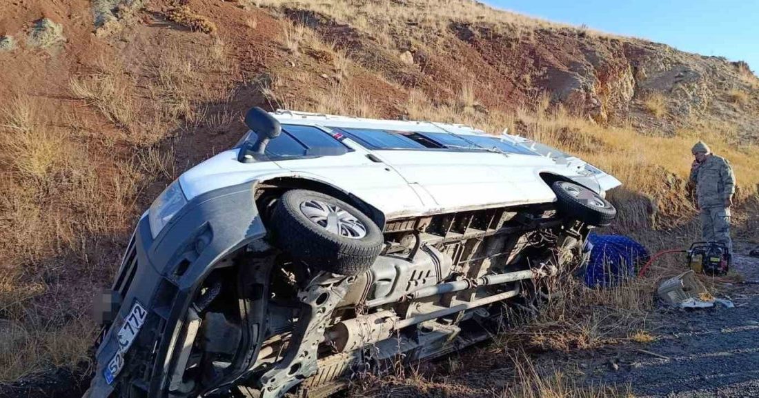 Erzurum’un Horasan ilçesine bağlı Ağıllı köyüne öğretmen götüren servis minibüsü,