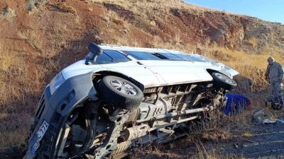 Erzurum’un Horasan ilçesine bağlı Ağıllı köyüne öğretmen götüren servis minibüsü,