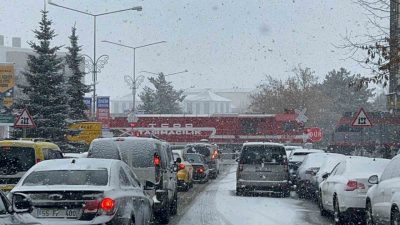 Erzurum’da etkili olan yoğun kar yağışı çevre illerle olan ulaşım