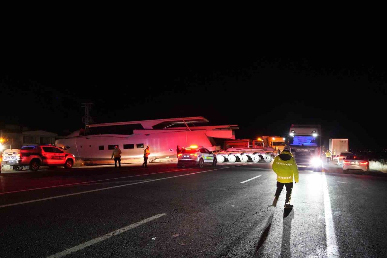 Erzurum’u Tortum ilçesine bağlayan karayolunda yat yüklü bir tır, manevra