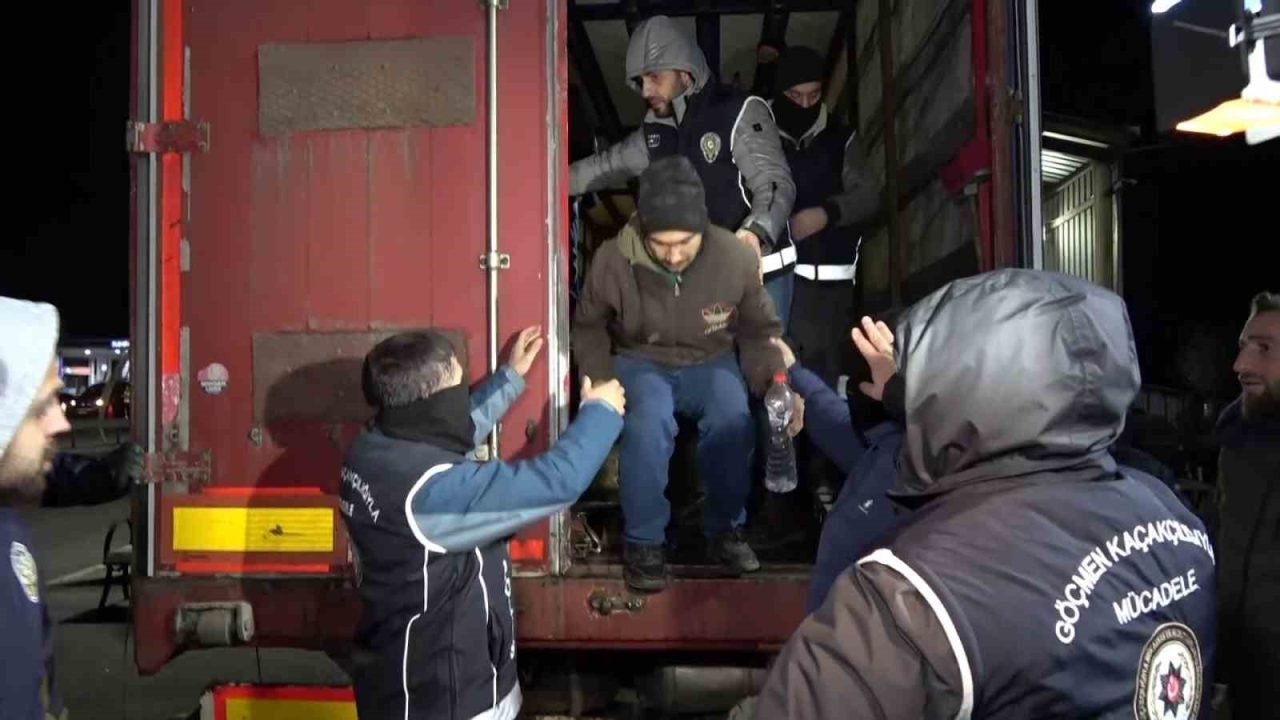 Erzurum Emniyet Müdürlüğünce kent genelinde güvenlik uygulamaları yapıldı. Emniyet Müdürü