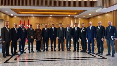 Eskişehir heyeti, Ulaştırma ve Altyapı Bakanı Abdulkadir Uraloğlu’na ziyarette bulundu.