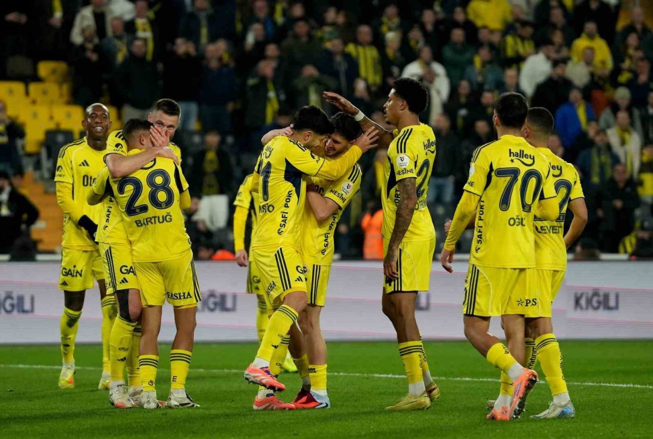 Trendyol Süper Lig’de Konyaspor’u 4-0 mağlup eden Fenerbahçe, ilk 16
