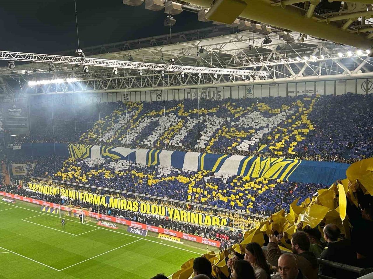 Fenerbahçeli taraftarlar, Galatasaray derbisine özel koreografi hazırladı. Trendyol Süper Lig’in