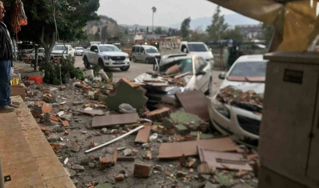 Hatay’ın İskenderun ilçesinde etkili olan şiddetli fırtına, bir apartmanın dam