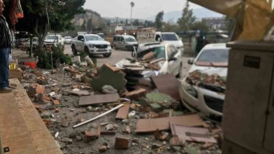 Hatay’ın İskenderun ilçesinde etkili olan şiddetli fırtına, bir apartmanın dam