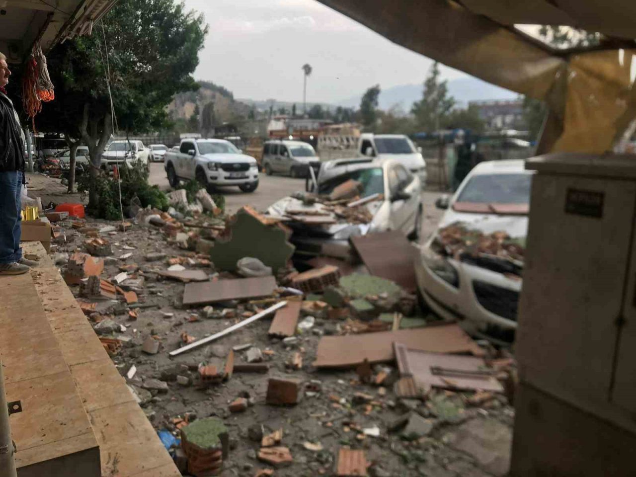 Hatay’ın İskenderun ilçesinde etkili olan şiddetli fırtına, bir apartmanın dam