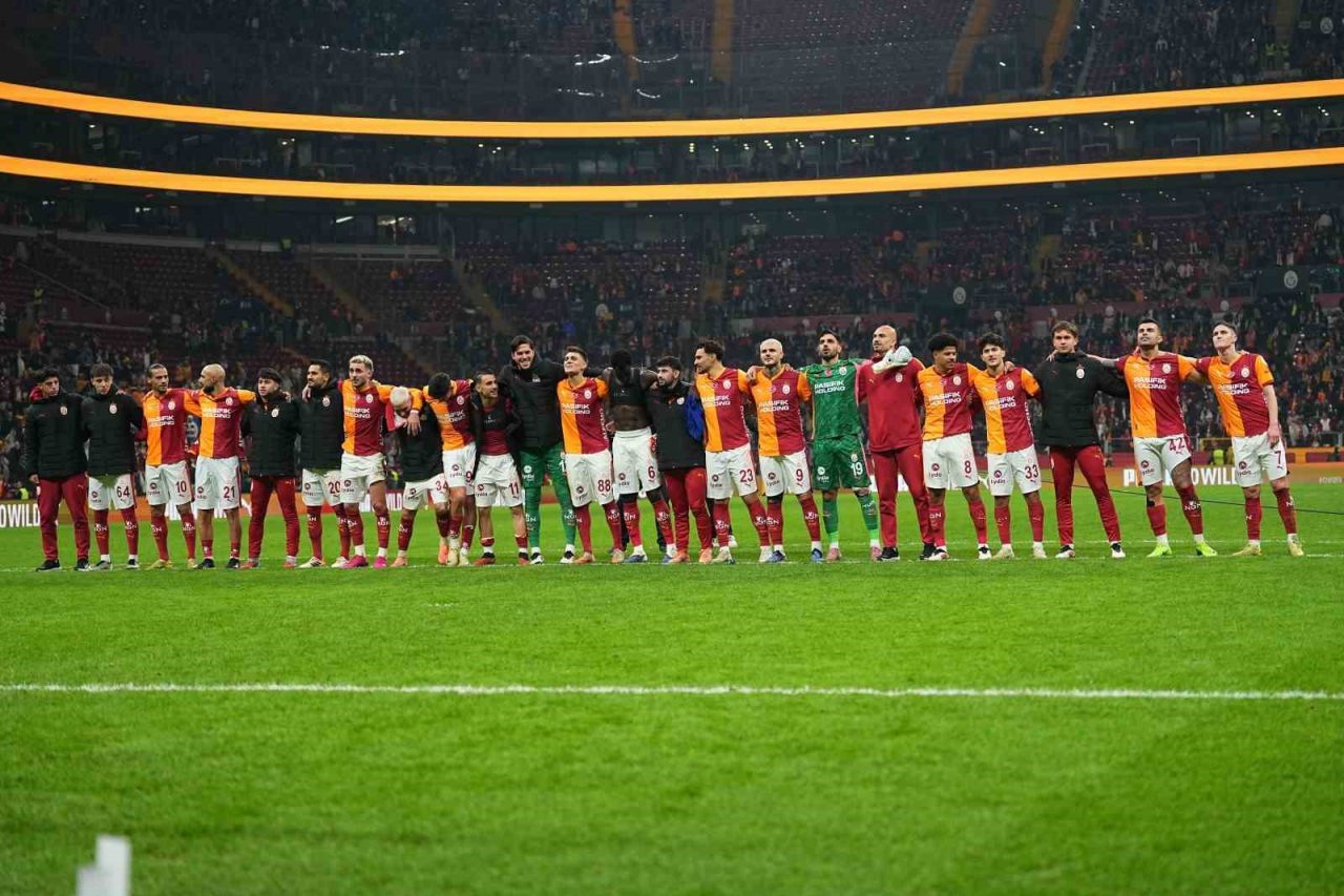 Galatasaray, Trendyol Süper Lig’in ilk yarısını 42 puanla lider olarak