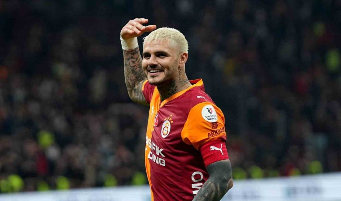 Galatasaray’ın Arjantinli futbolcusu Mauro Icardi, Kasımpaşa maçının arından sarı-kırmızılı taraftarlara