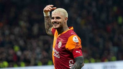Galatasaray’ın Arjantinli futbolcusu Mauro Icardi, Kasımpaşa maçının arından sarı-kırmızılı taraftarlara