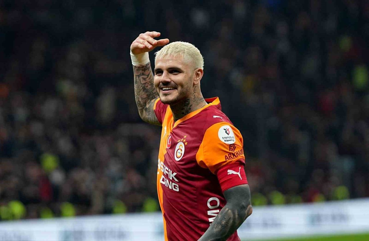 Galatasaray’ın Arjantinli futbolcusu Mauro Icardi, Kasımpaşa maçının arından sarı-kırmızılı taraftarlara