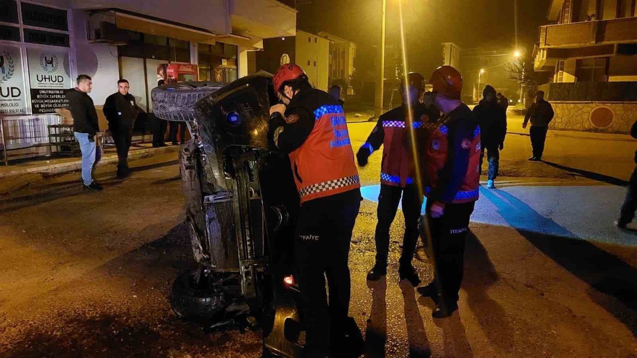 Sakarya’nın Akyazı ilçesinde gaz pedalının takılı kalması neticesinde hızlanan otomobil,