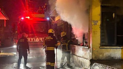 Erzincan’da çıkan yangına kepenkler ve camlar kırılarak müdahale edildi. Erzincan’ın