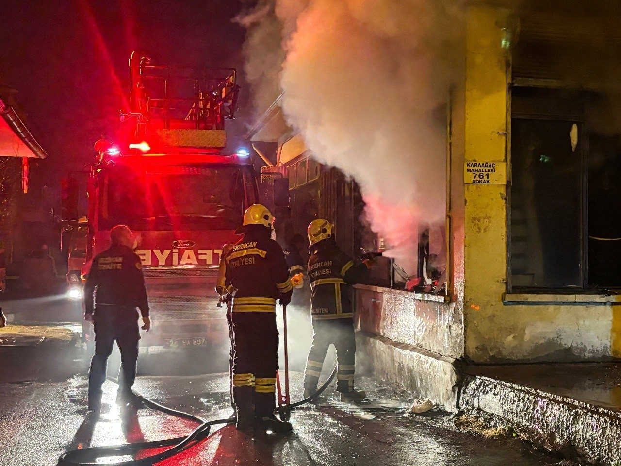 Erzincan’da çıkan yangına kepenkler ve camlar kırılarak müdahale edildi. Erzincan’ın