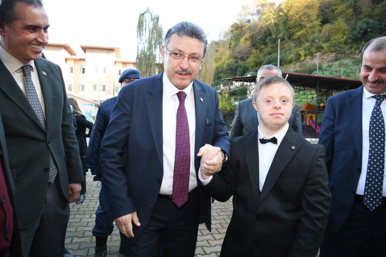 Trabzon Büyükşehir Belediye Başkanı Ahmet Metin Genç, özel gereksinimli bireylerin