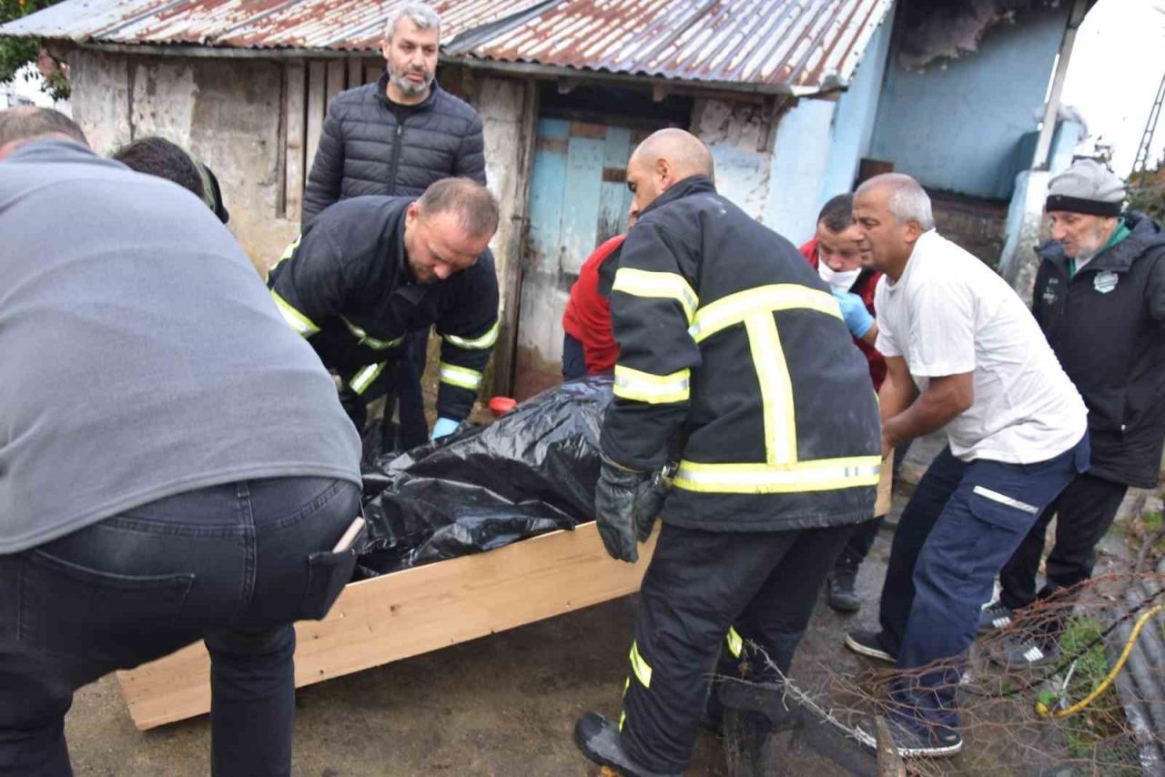 Giresun’un Görele ilçesi Aydınlıkevler Mahallesi’nde bir evde çıkan yangında 83