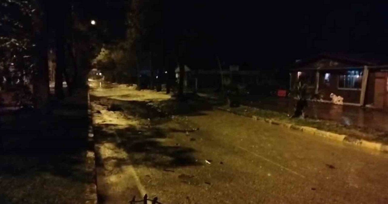 Karadeniz’de etkili olan fırtına, Giresun’un Tirebolu ilçesinde hayatı olumsuz etkiledi.