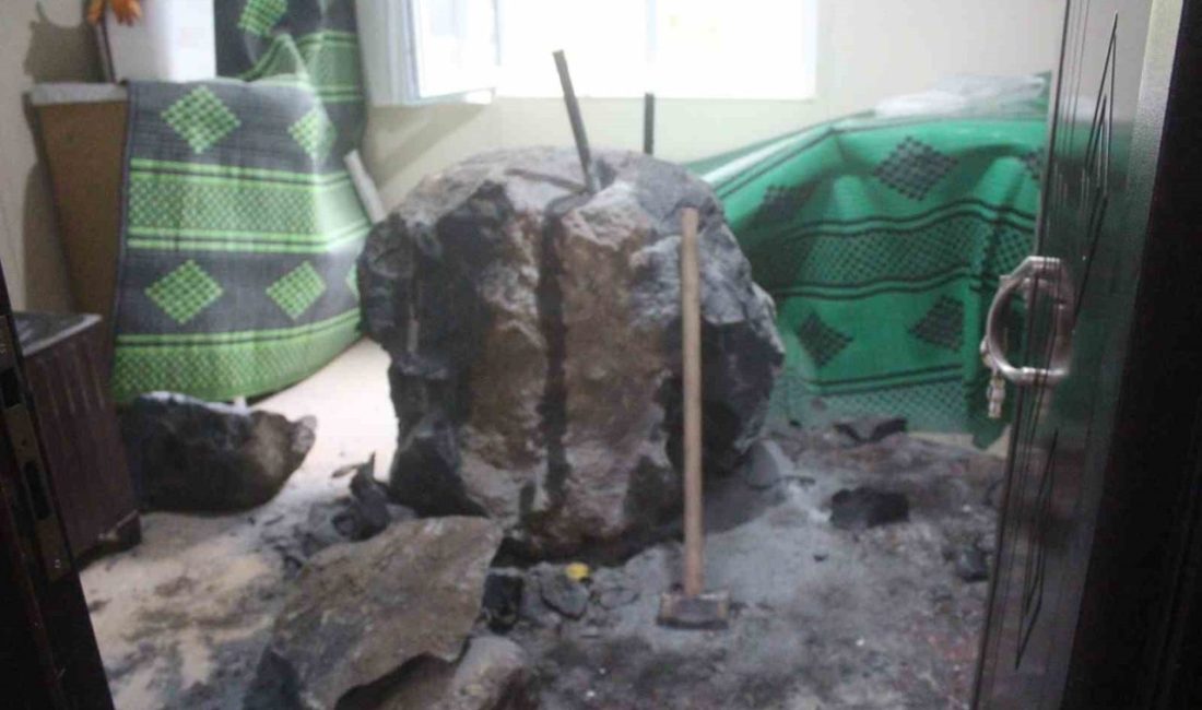 Giresun’un Görele ilçesi Bahçelievler Mahallesi’nde riskli bölgedeki kayaların parçalanarak kaldırıldığı