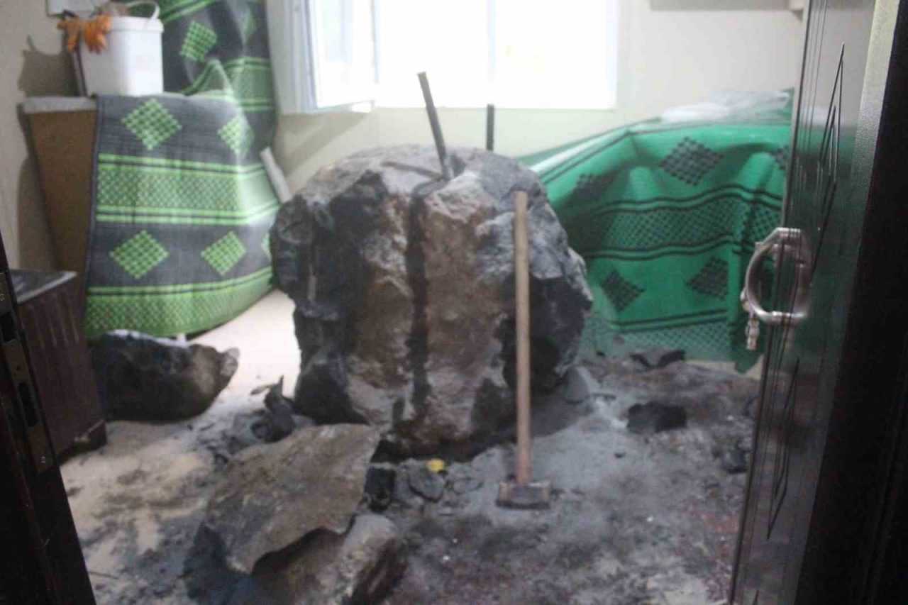 Giresun’un Görele ilçesi Bahçelievler Mahallesi’nde riskli bölgedeki kayaların parçalanarak kaldırıldığı