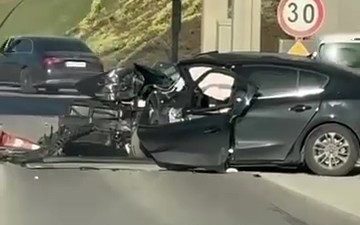 Kocaeli’de TEM Otoyolu gişelerine çarpan otomobildeki 2 kişi ağır yaralandı.