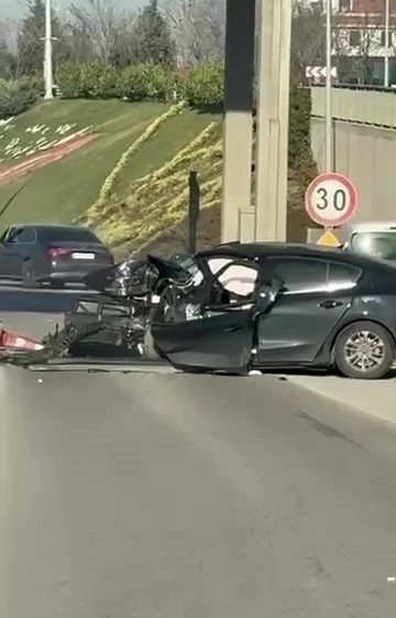 Kocaeli’de TEM Otoyolu gişelerine çarpan otomobildeki 2 kişi ağır yaralandı.