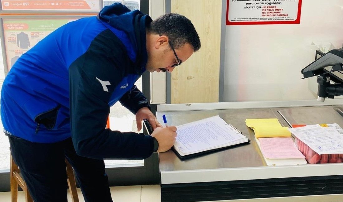 Gölcük’te zabıta ekiplerince marketlerde yapılan denetimlerde, son kullanma tarihi geçmiş