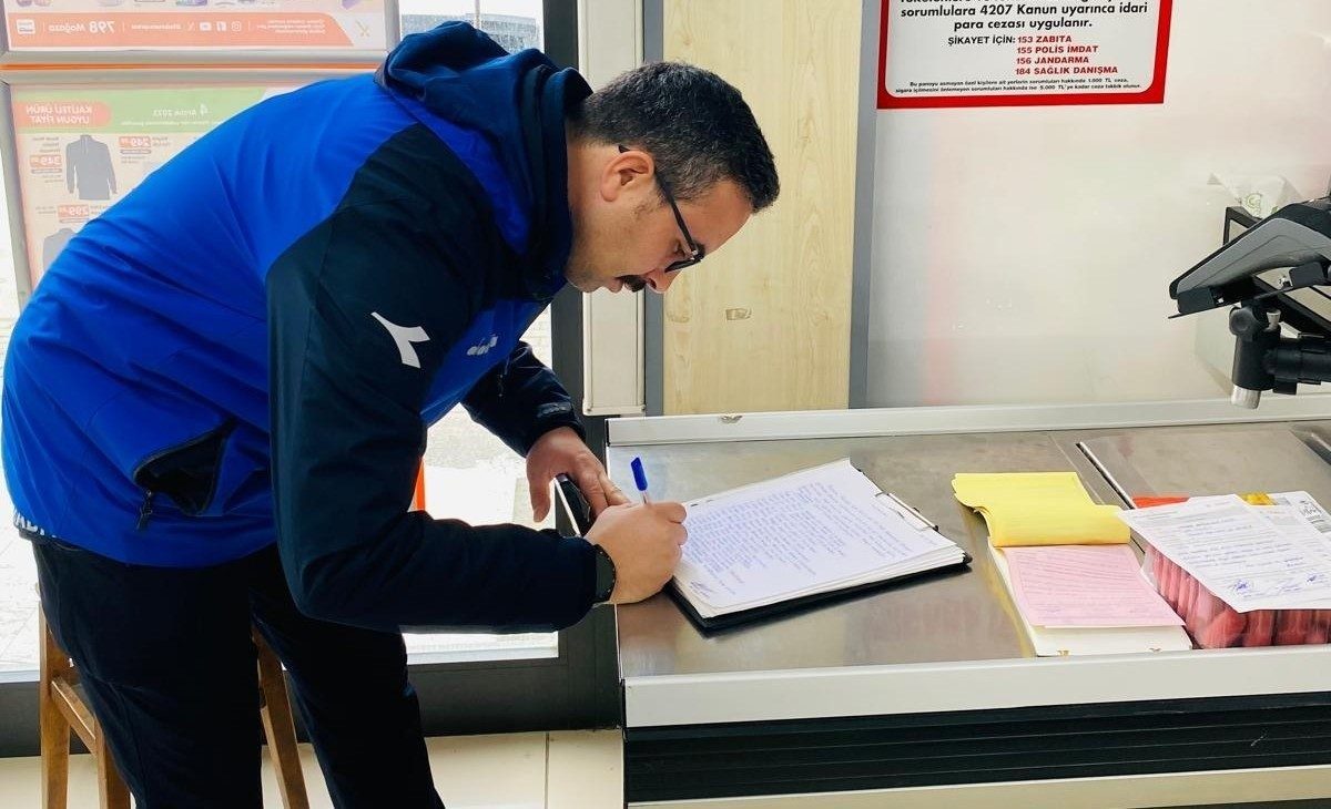 Gölcük’te zabıta ekiplerince marketlerde yapılan denetimlerde, son kullanma tarihi geçmiş