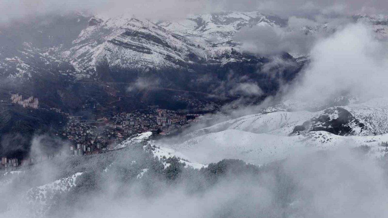 Gümüşhane’de etkili olan kar yağışının ardından şehri kaplayan beyaz örtü