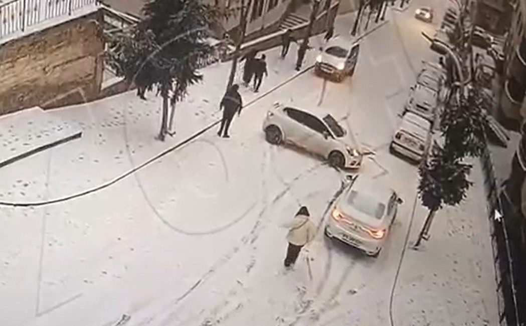 Gümüşhane’de yollardaki buzlanma nedeniyle kontrolden çıkarak yokuş aşağı kayan 2