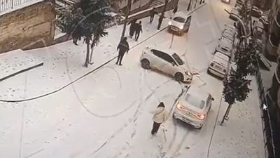 Gümüşhane’de yollardaki buzlanma nedeniyle kontrolden çıkarak yokuş aşağı kayan 2