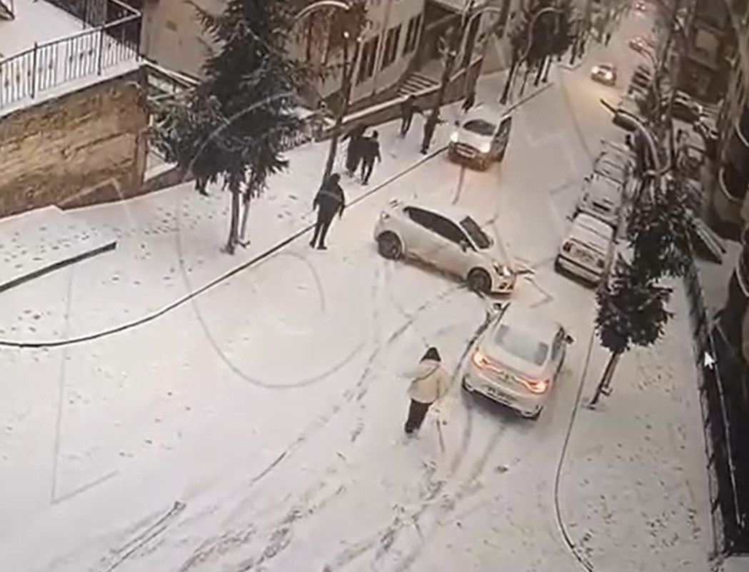 Gümüşhane’de yollardaki buzlanma nedeniyle kontrolden çıkarak yokuş aşağı kayan 2