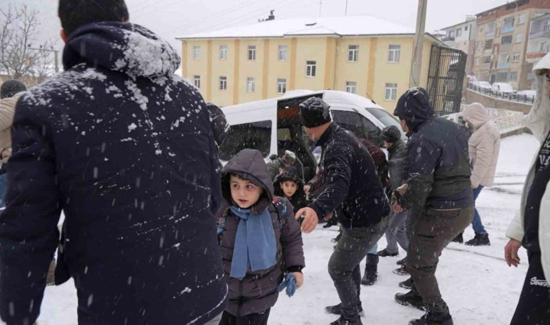 Gümüşhane’de sabah saatlerinde etkisini artıran kar yağışı sonrası buzlanan yollarda