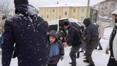 Gümüşhane’de sabah saatlerinde etkisini artıran kar yağışı sonrası buzlanan yollarda