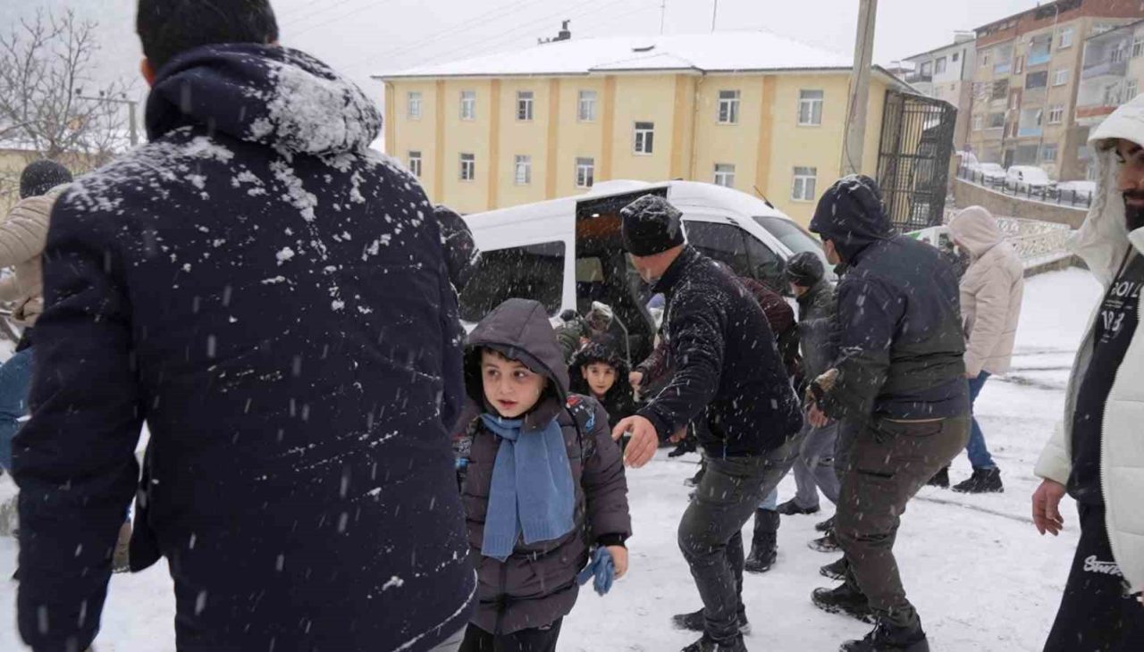 Gümüşhane’de sabah saatlerinde etkisini artıran kar yağışı sonrası buzlanan yollarda
