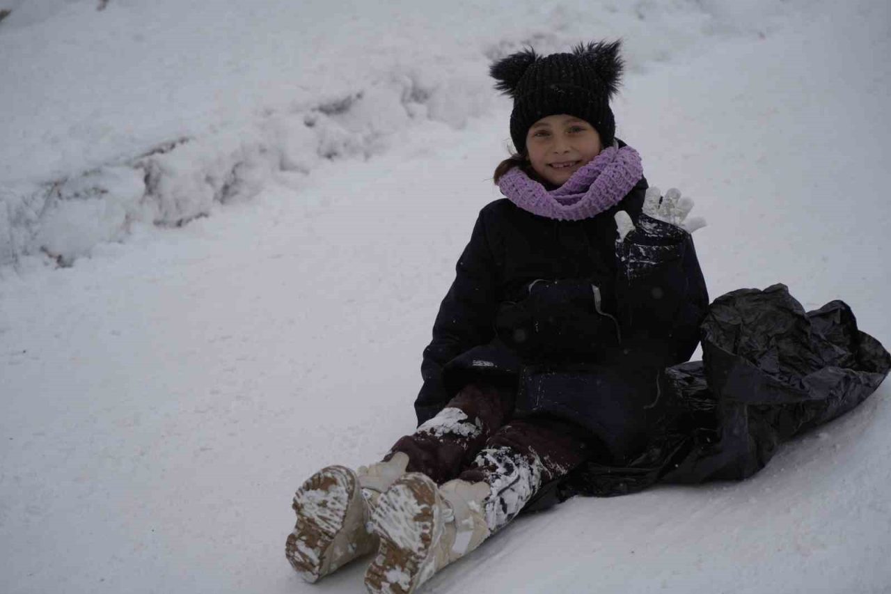 Gümüşhane’de kar tatili çocuklara eğlence oldu. Gümüşhane Valiliği tarafından olumsuz