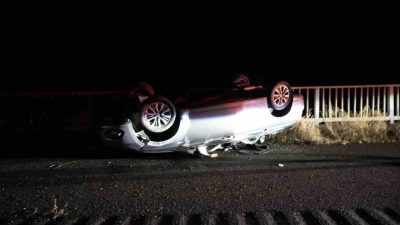 Gümüşhane’de virajı alamayan otomobilin karşı şeride geçip takla atması sonucu