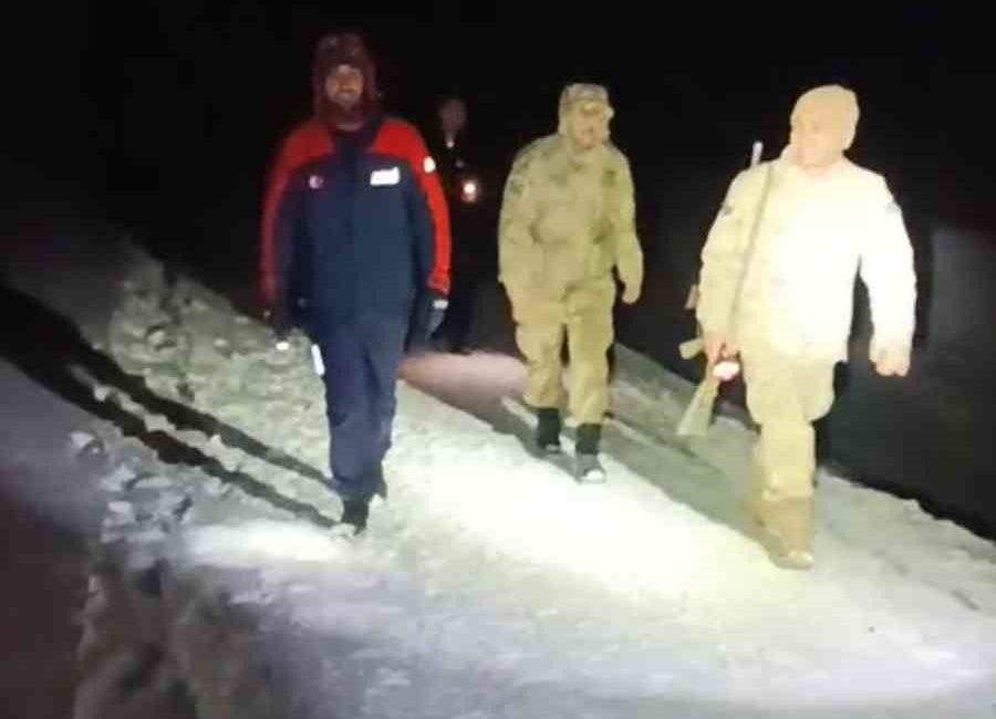 Gümüşhane’nin Sarıtaş Yaylasında kar nedeniyle gece yarısı mahsur kalan 4